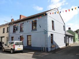 CARMARTHENSHIRE - FORMER PUBLIC HOUSE WITH SUPERB 4 BEDROOM HOLIDAY LET