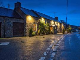 CARMARTHENSHIRE - RENOWNED VILLAGE FREEHOUSE & DINING VENUE