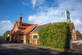 BERKSHIRE - RENOVATED PUB WITH FOUR LETTING BEDROOMS