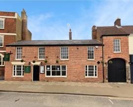 LINCOLNSHIRE - 5 BEDROOM PUB AND RESTAURANT WITH DETACHED 3 BEDROOM GUESTHOUSE