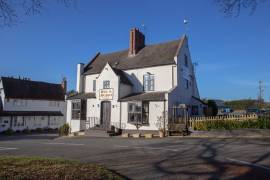 WORCESTERSHIRE - DELIGHTFUL VILLAGE GREEN FREE HOUSE
