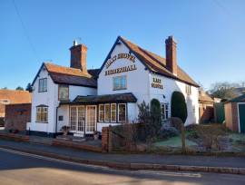 WARWICKSHIRE - CHARACTER COTTAGE STYLE TRADITIONAL VILLAGE PUB WITH SALES CIRCA £10,000 PER WEEK