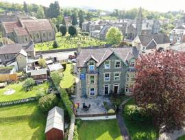 BUILTH WELLS - WELL ESTABLISHED BED & BREAKFAST IN BUSY MARKET TOWN CLOSE TO SHOWGROUND