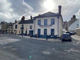 DORSET - ESTABLISHED TOWN CENTRE FREEHOUSE ON WATERFRONT