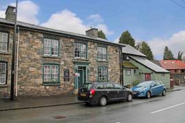 EDGE OF CAMBRIAN MOUNTAINS MARKET TOWN BED & BREAKFAST 