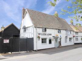 BEDFORDSHIRE/CAMBS BORDER - TWO BED CHARACTER PUB WITH LARGE PLOT