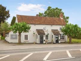 GREAT EXAMPLE OF A TRADITIONAL ENGLISH PUB, PROMINENT SITE ON BUSY ROAD IN LEAFY BERKSHIRE, SOLID TRADE C. £350,000 ON 11 MONTHS P.A. BY CHOICE, FURTHER POTENTIAL, FREE OF TIE LEASE