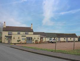 LINCOLNSHIRE WOLDS - CHARACTER FREEHOUSE AND RESTAURANT WITH CAR PARK