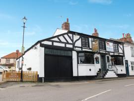 LINCOLNSHIRE WOLDS - THREE BEDROOM CHARACTER PUB WITH CAR PARK
