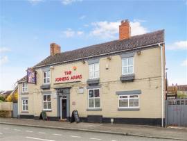 TOP SPECIFICATION COMMUNITY & SPORTS PUB, FULLY RENOVATED, EXCEPTIONAL CONDITION, ALL WET NO FOOD SALES, LOUNGE & SNUG BARS, 6 TABLE POOL ROOM, EXTENSIVE ACCOMMODATION