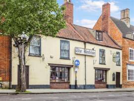 MARKET TOWN INN, HISTORIC BUILDING BUILT 1700\'s, CHARACTERFUL LOUNGE BARS & DINING AREAS, 4 E/S LETTING BEDROOMS, CURRENTLY 100% WET SALES, LARGE OUTSIDE TRADING