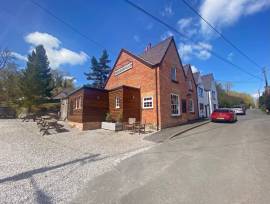 FLINTSHIRE - WET LED VILLAGE PUB IN TOURSIT HOTSPOT