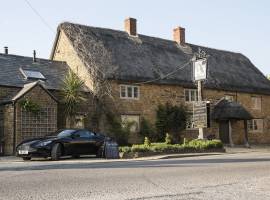 OXFORDSHIRE – THATCHED 17TH CENTURY INN