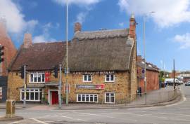 OXFORDSHIRE - MARKET TOWN 17TH CENTURY INN