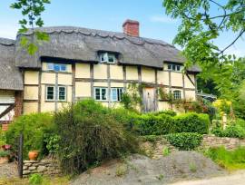 HEREFORDSHIRE - OUTSTANDING 16TH CENTURY THATCHED ‘BLACK & WHITE’ COTTAGE WITH SEPARATE HOLIDAY COTTAGES