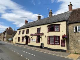 SOMERSET/DORSET BORDER - BUSY COMMUNITY FREEHOUSE IN LARGE VILLAGE