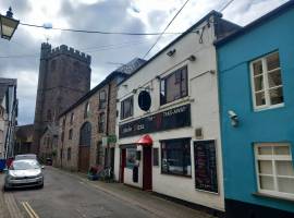 BRECON BEACONS NATIONAL PARK – ESTABLISHED AND PROFITABLE TAKEAWAY BUSINESS AT THE HEART OF MAJOR TOURIST TOWN