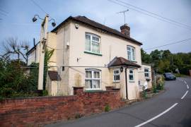 BUCKINGHAMSHIRE - CLOSED PUB WITH VACANT POSSESSION
