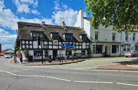 STAFFORDSHIRE - ESTABLISHED PUBLIC HOUSE/LATE NIGHT VENUE IN TOWN CENTRE LOCATION