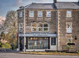 SOMERSET – THRIVING TOWN CENTRE FREEHOUSE WITH 11 EN SUITE LETTING ROOMS