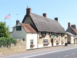 NORTHAMPTONSHIRE - PUB & RESTAURANT WITH CAR PARK & STUNNING TRADE GARDEN