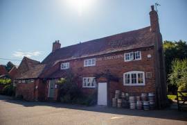 BUCKINGHAMSHIRE - VILLAGE PUB WITH POTENTIAL FOR FOOD-LED BUSINESS