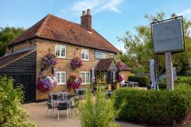 HERTFORDSHIRE - IMMACULATELY PRESENTED PUB IN AFFLUENT VILLAGE