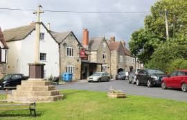 GLOUCESTERSHIRE -  COTSWOLD STONE VILLAGE CENTRE INN REFURBISHED TO HIGH STANDARD WITH FIVE LETTING ROOMS