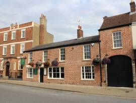 LINCOLNSHIRE - 5 BED PUB AND RESTAURANT WITH DETACHED 3 BEDROOM GUESTHOUSE