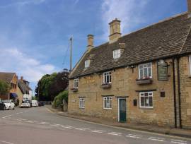 NORTHAMPTONSHIRE - 17TH CENTURY 3 BEDROOM FREEHOUSE WITH CAR PARK