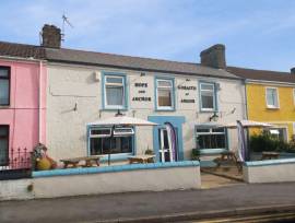 CARMARTHENSHIRE - TRADITIONAL PUBLIC HOUSE & RESTAURANT IN COASTAL TOWN