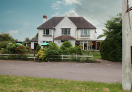 WORCESTERSHIRE - EDGE OF MALVERN FREEHOUSE FOR SALE AFTER 36 YEARS IN SAME OWNERS HANDS