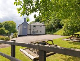 SHROPSHIRE - RECENTLY REFURBISHED CHARACTER ROADSIDE PUBLIC HOUSE WITH LARGE TRADE GARDEN AND ACCOMMODATION